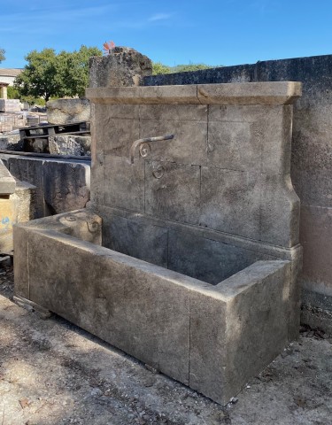 Fontaine taillée en pierre du luberon