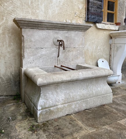 Fontaine murale en pierre