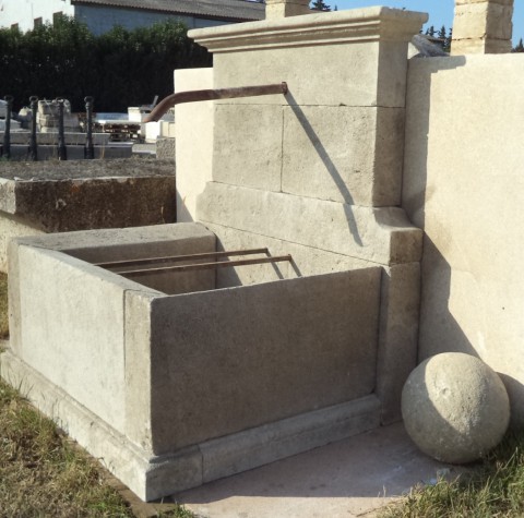 Fontaine en pierre réédition