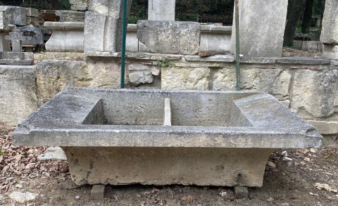 Lavoir ancien en pierre