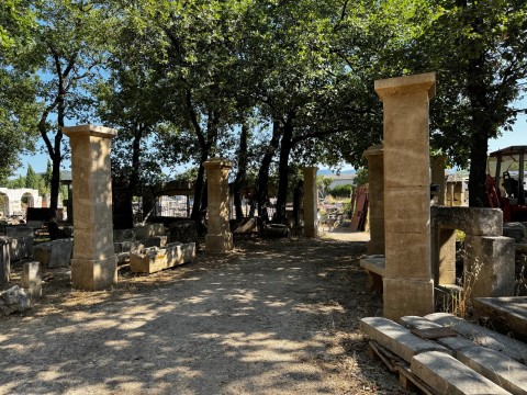 PAIRE DE PILIERS EN PIERRE NEUVE ET VIEILLIE