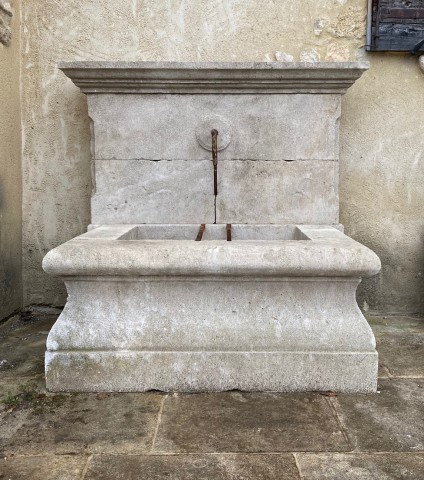 Fontaine murale en pierre