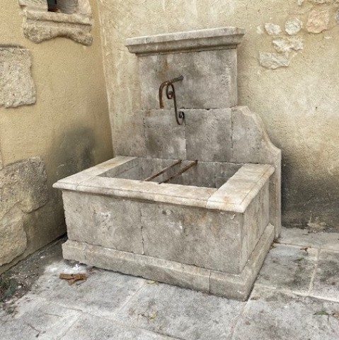 Fontaine en pierre du Luberon