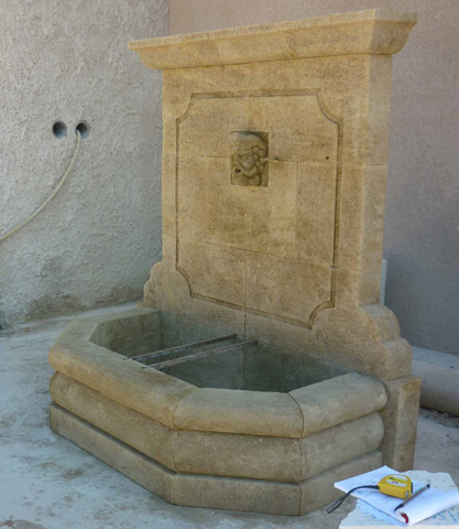Fontaine en pierre neuve et viellie