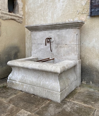 Fontaine murale en pierre