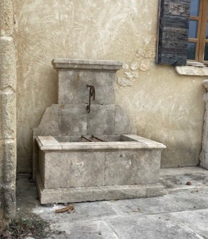 Fontaine en pierre du Luberon