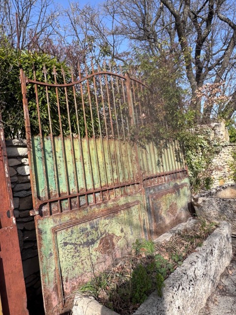 PORTAIL A CHAPEAU DE GENDARME