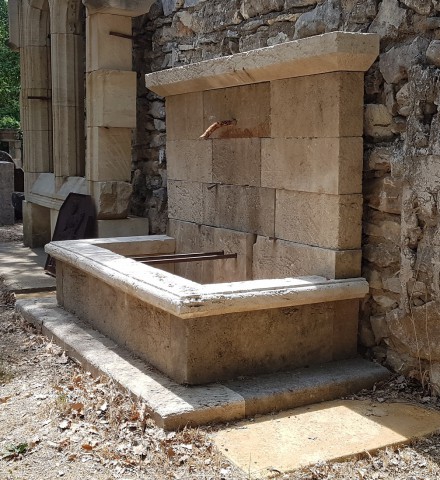 Fontaine en pierre neuve et vieillie