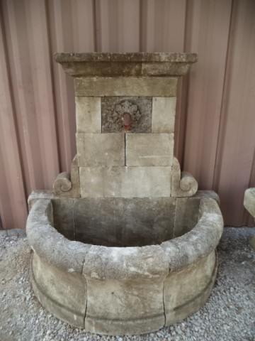 Fontaine Murale en pierre neuve et vieillie 