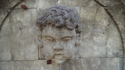 Fontaine Murale en pierre neuve et vieillie 