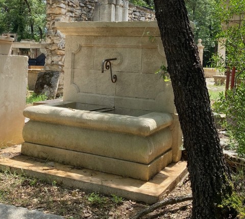 Fontaine taillée en pierre du Luberon