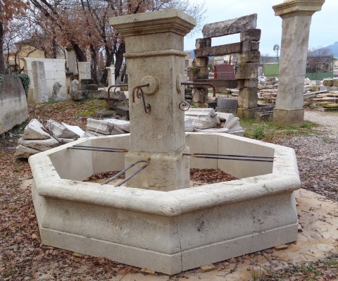 Fontaine Octogone en pierre neuve et vieillie