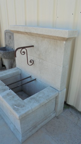 FONTAINE EN PIERRE DU LUBERON