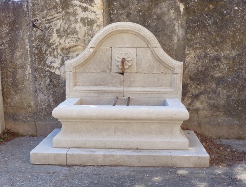 Fontaine en pierre 