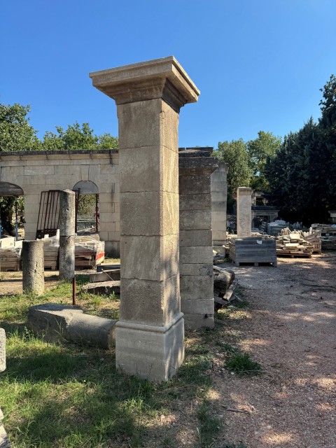 PAIRE DE PILIERS EN PIERRE