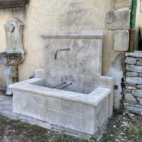 Fontaine murale en pierre du luberon