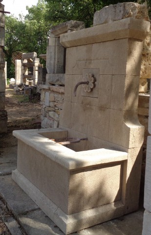 Fontaine en pierre neuve 