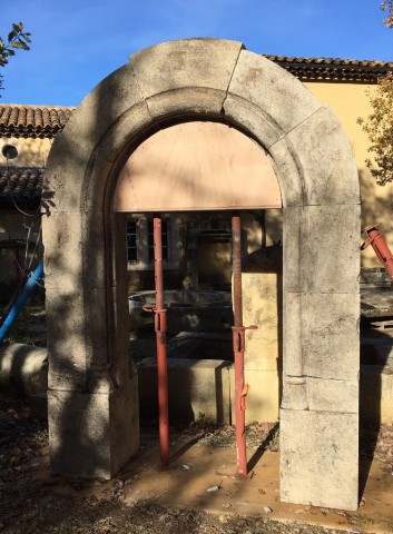 Encadrement de porte en pierre.