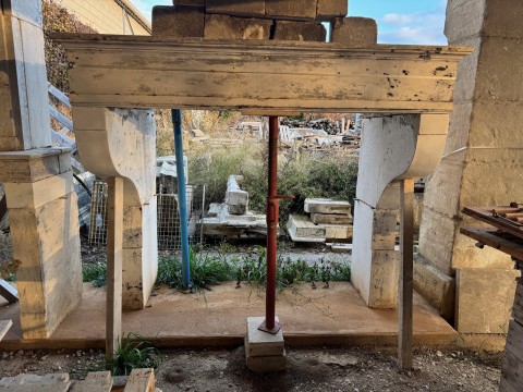 CHEMINEE ANCIENNE A CORBEAUX