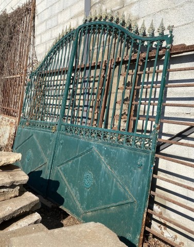 Portail ancien en chapeau de gendarme