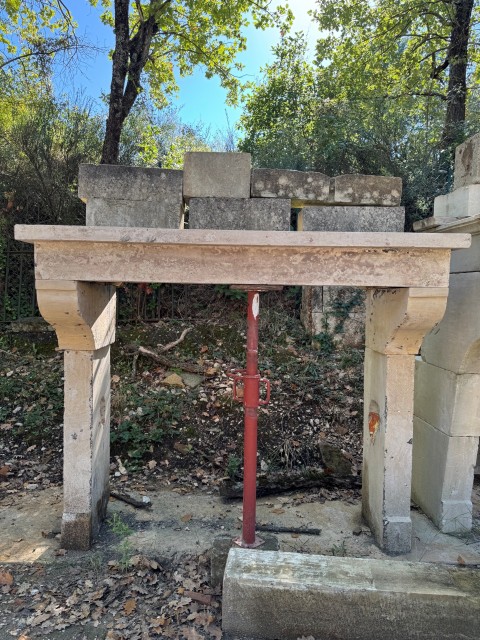 Chemin&eacute;e proven&ccedil;ale &agrave; corbeaux