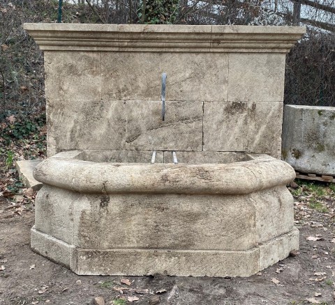 Fontaine en pierre du luberon