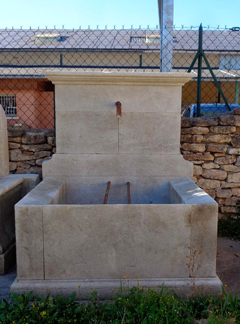 Fontaine taillée en pierre du Luberon