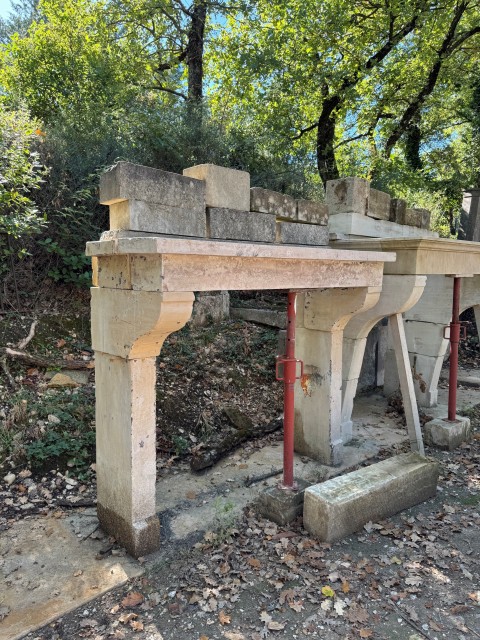Cheminée ancienne provençale en pierre XIXe