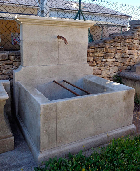 Fontaine taillée en pierre du Luberon