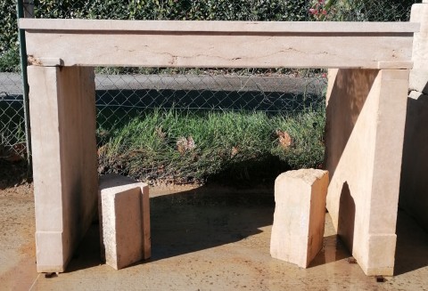 PETITE CHEMINEE A PIED DROIT