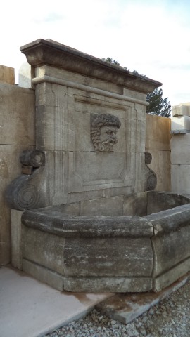 Fontaine Murale en pierre neuve et vieillie 