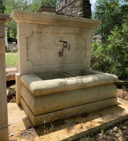 Fontaine taillée en pierre du Luberon