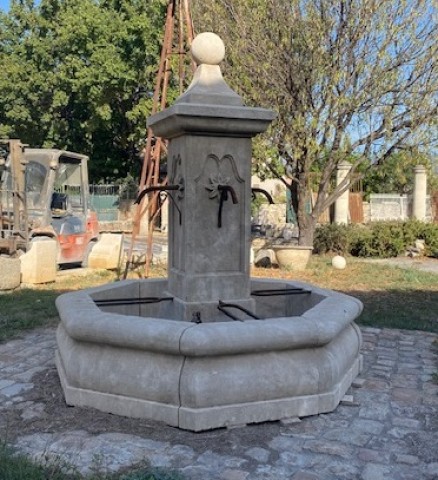 Fontaine octogone en pierre du Luberon