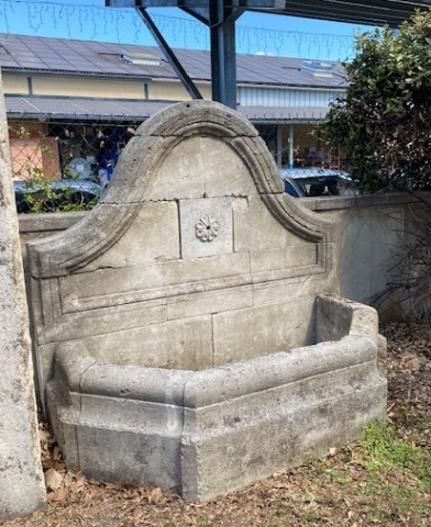 Fontaine en pierre neuve et vieillie