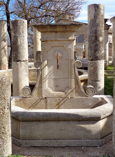 Fontaine en pierre réédition