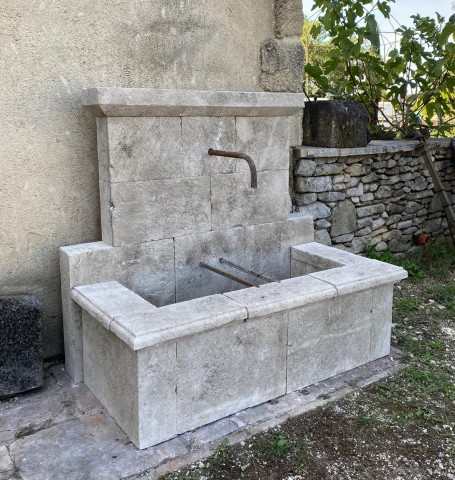 Fontaine murale en pierre du luberon