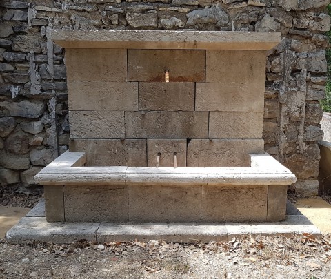 Fontaine en pierre neuve et vieillie