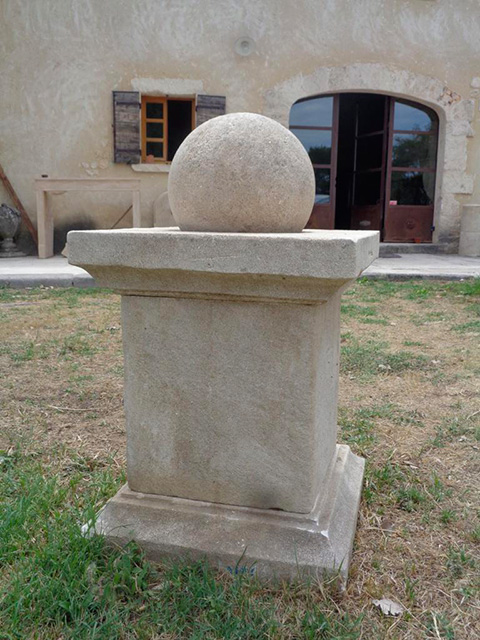 Pilier de fontaine avec la boule