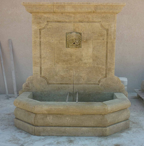 Fontaine en pierre neuve et viellie