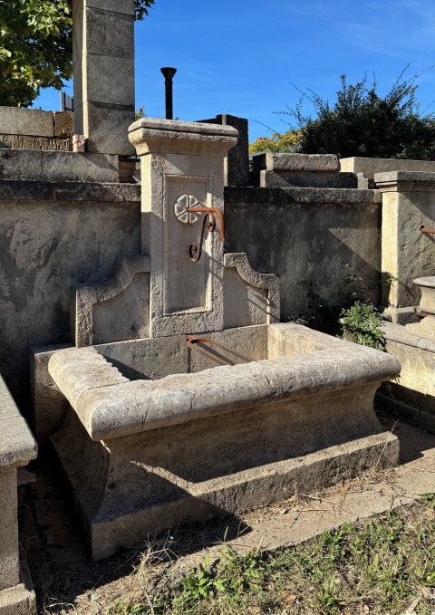 FONTAINE MURALE AVEC ROSACE