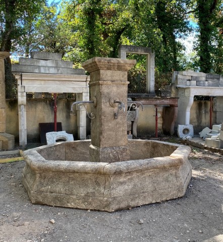 Fontaine octogonale en pierre