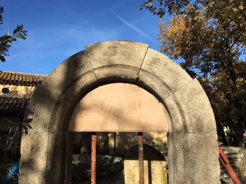 Encadrement de porte en pierre.