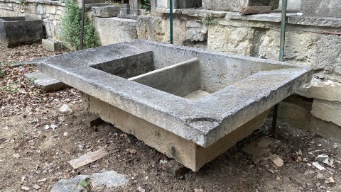 Lavoir ancien en pierre