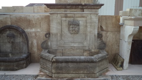 Fontaine Murale en pierre neuve et vieillie 