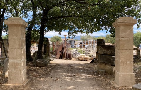 Paire de piliers en pierre du luberon