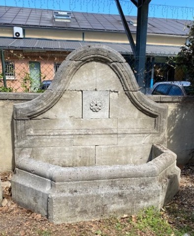 Fontaine en pierre neuve et vieillie