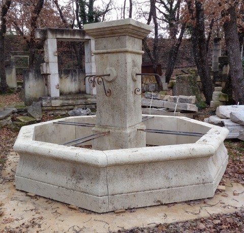 Fontaine Octogone en pierre neuve et vieillie