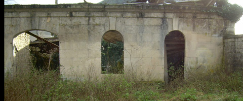 Facade en pierre d'écurie.