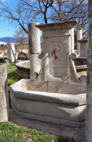 Fontaine en pierre réédition
