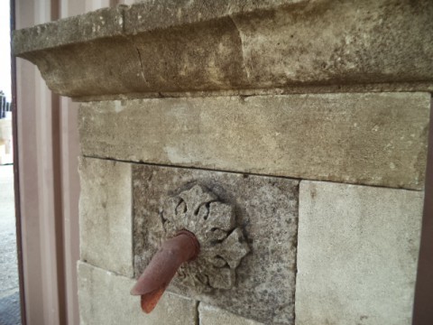 Fontaine Murale en pierre neuve et vieillie 